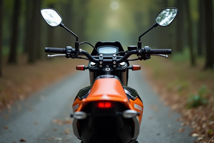 Gros plan sur les équipements homologués d'une moto cross 125 avec rétroviseurs, clignotants et compteur de vitesse