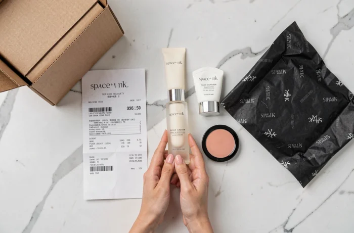 Flat lay des produits Space NK reçus avec le bon de livraison après une commande passée en France